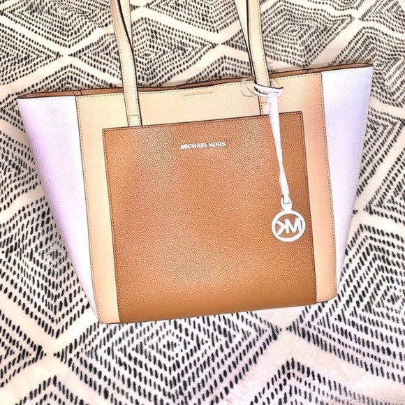 Michael Kors Tan and White Tote Bag - Picture 2 of 11